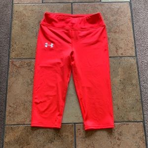 UNDER ARMOUR Girls Neon Coral Stretch Capri Leggings (Y Medium)